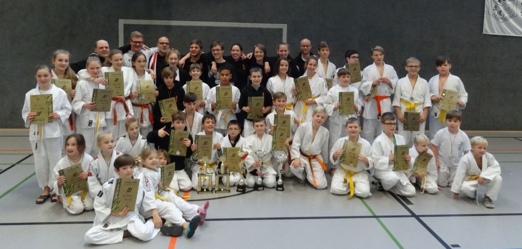 https://www.tvjahn-bad-lippspringe.de/tl_files/artikelbilder/2012/Judo/KPT 3 2016/Gruppenfoto_003b.jpg